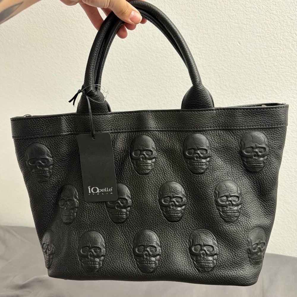 ĺopelle italia brand
Black leather skull tote bag